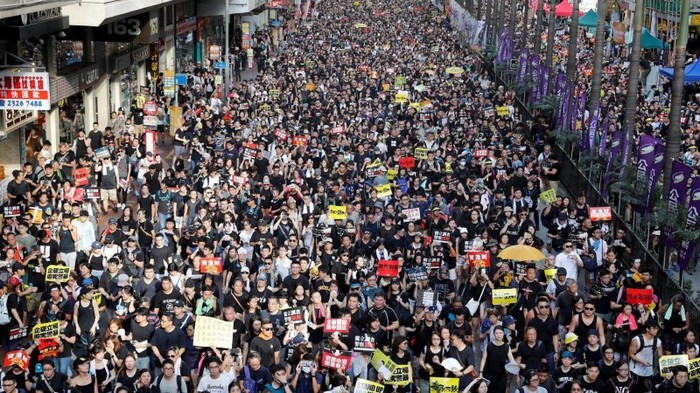 В Гонконге протестующие закидали яйцами здание правительства Китая