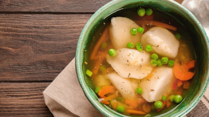 Рецепт вкусного супа с клецками и летними овощами