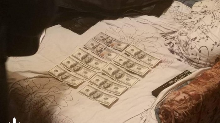 В Киевской области следователь украл пять тысяч долларов вещдока