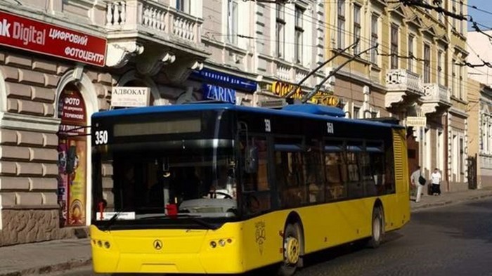 В Черновцах из-за масштабной аварии остановились троллейбусы