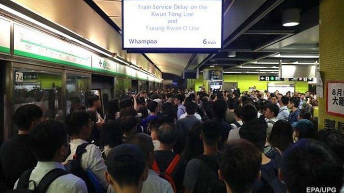 Протестующие в Гонконге нарушили работу поездов