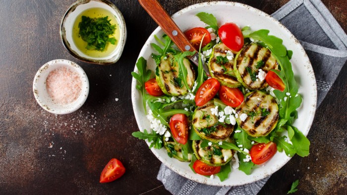 Летний салат с кабачками гриль, помидорами и фетой: рецепт дня