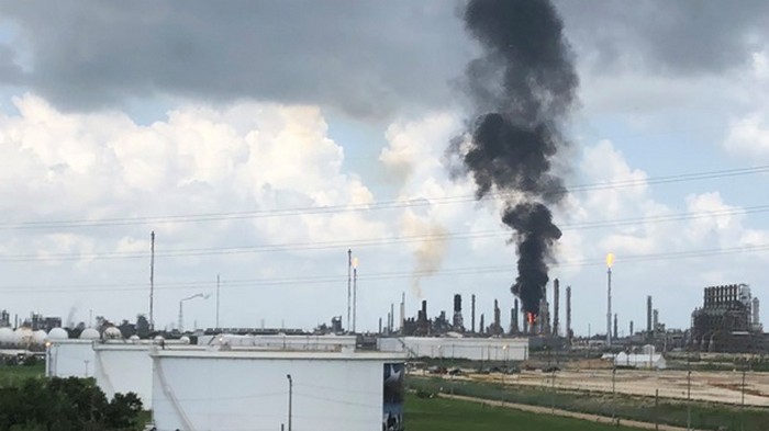 В Техасе на заводе Exxon Mobil произошел пожар (видео)