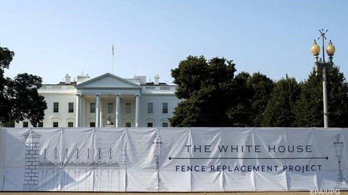 Трамп строит четырехметровую стену вокруг Белого дома (фото)