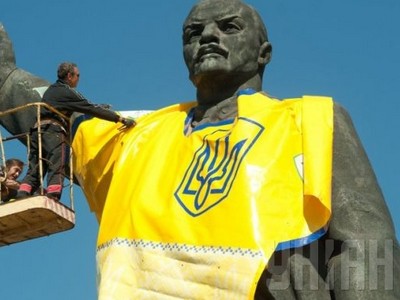 В Запорожье на Ленина надели форму сборной Украины