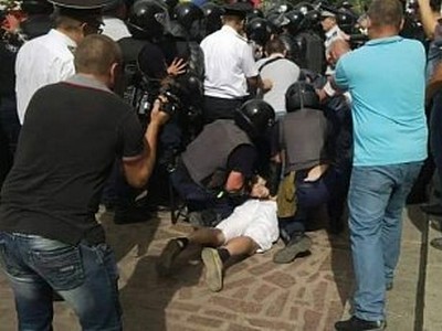 Протест в Молдове: первые столкновения с полицией