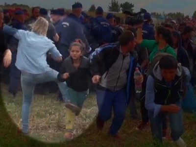 Журналистку из Венгрии уволили за пинки детей-мигрантов (видео)