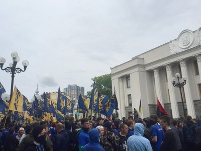 «Азов» пришел под Верховную Раду с протестом против выборов на Донбассе