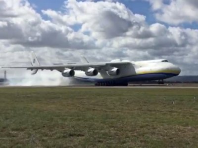 Десятки тысяч человек встретили украинский самолет «Мрия» в Австралии