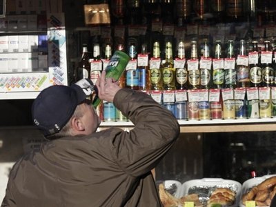 В России намерены запретить продажу пива в двухлитровых бутылках