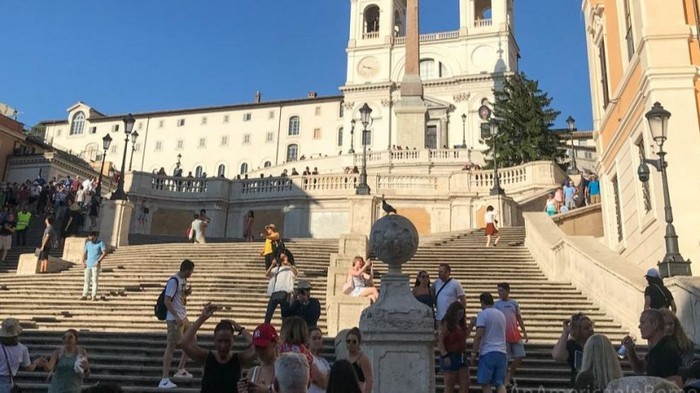 В Риме туристам запретили сидеть на Испанской лестнице