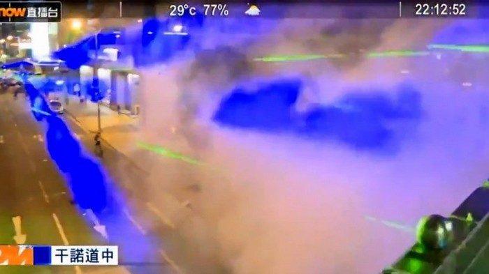 Протестующие в Гонконге используют лазеры для блокировки системы распознавания лиц (видео)