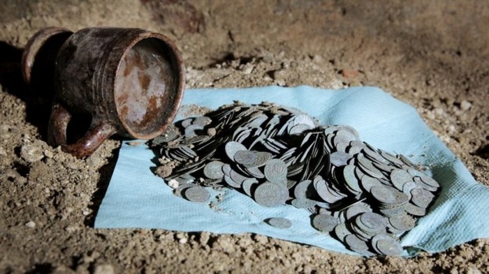 В польской церкви нашли клад из тысячи старинных монет