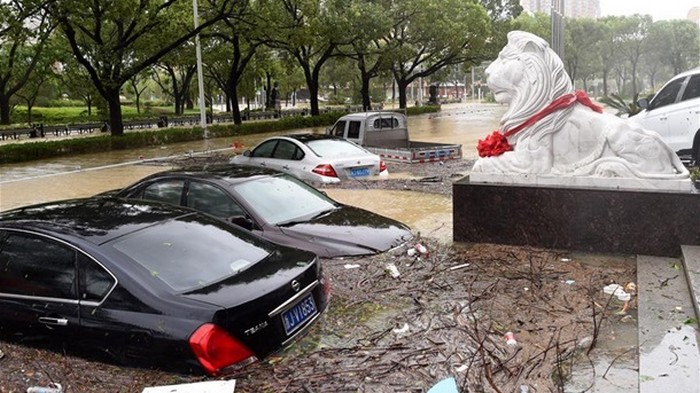 В Китае эвакуировали более миллиона человек из-за супертайфуна (фото)