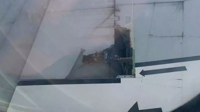 В Нью-Йорке самолет потерял деталь при взлетe