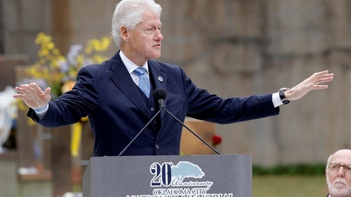 В США нашли портрет Билла Клинтона в платье и туфлях (фото)