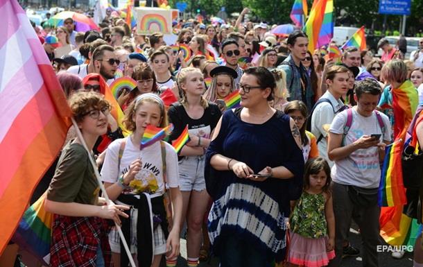 В Польше призвали противостоять странствующим театрам гей-прайдов