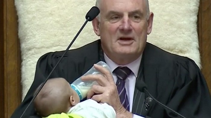 В Новой Зеландии спикер парламента на заседании кормил ребенка одного из депутатов
