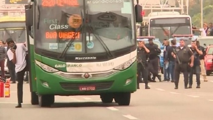 Вооруженный мужчина взял в заложники пассажиров автобуса в Бразилии