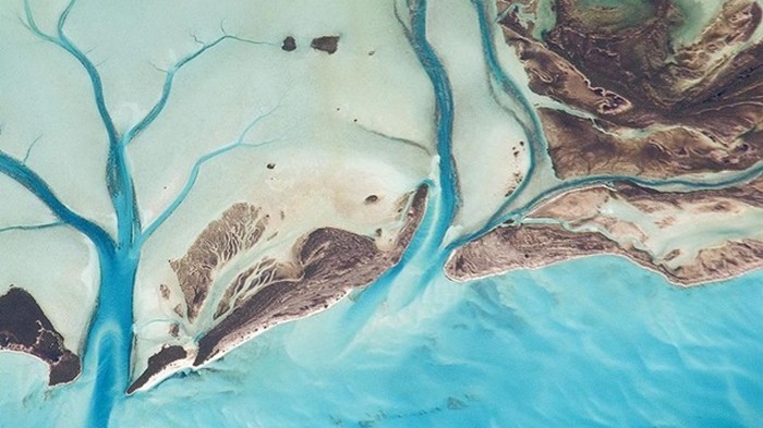 NASA показало захватывающие фото Багам с космоса