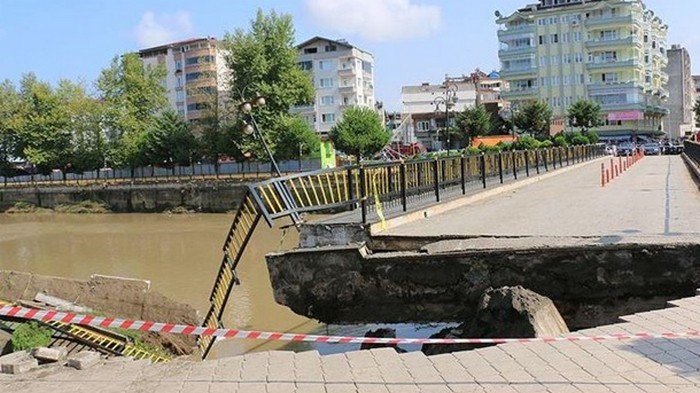 В Турции рухнул мост с людьми (шокирующее видео)