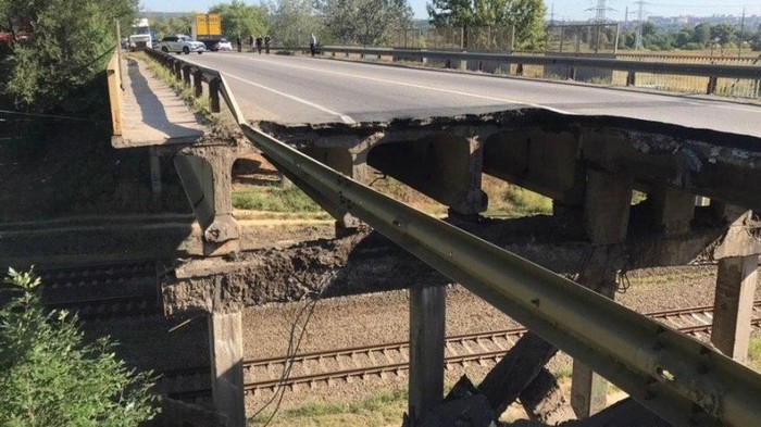 В Харькове обрушился автомобильный мост — видео