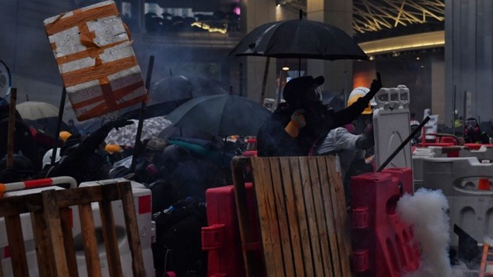 В Китае прокомментировали применение водометов на протесте в Гонконге
