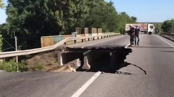 Укравтодор назвал причину обрушения моста в Харькове