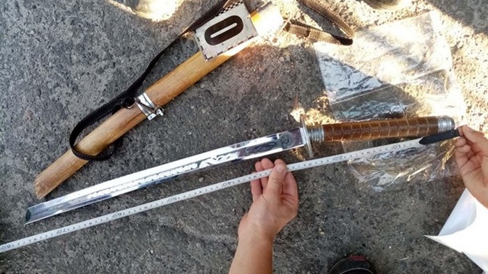На Харьковщине мужчина угрожал мечом врачу