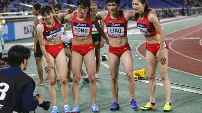Китайских легкоатлеток заподозрили в том, что они мужчины (видео)
