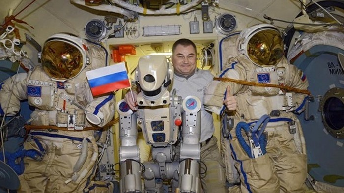 Космический корабль с роботом Федором приземлился в Казахстане