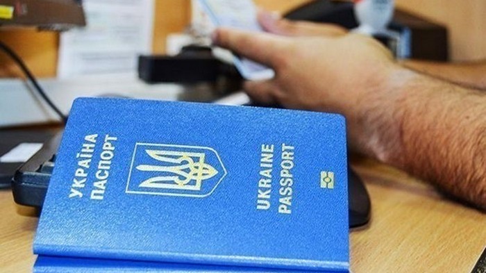 Банкам разрешили обслуживать украинцев по загранпаспортам