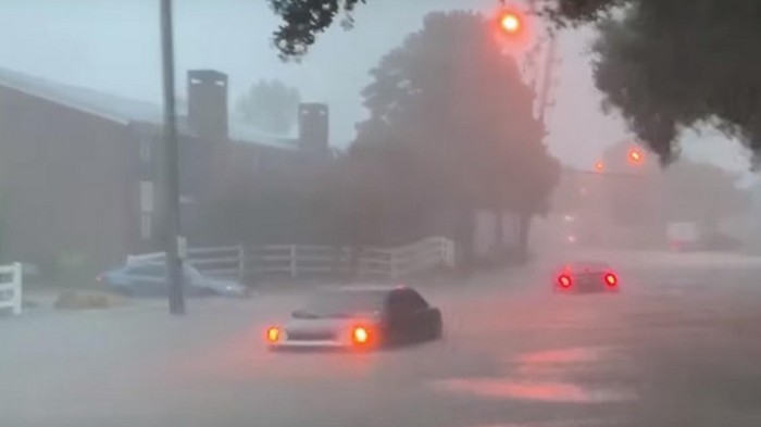 На Техас обрушился мощный шторм, есть жертвы (видео)