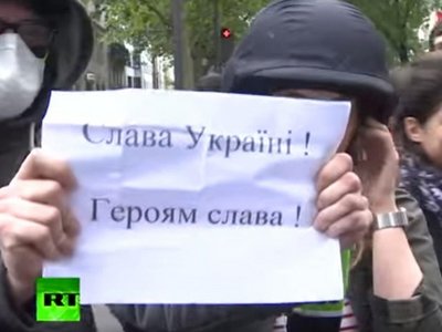 Во Франции плакатом «Слава Украине» активисты сорвали эфир Russia Today (видео)