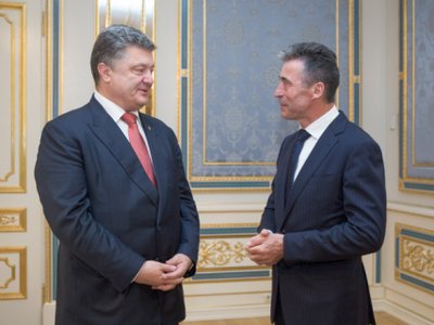 Петр Порошенко назначил экс-генсека НАТО своим советником