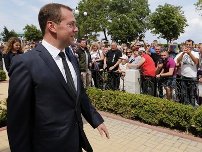 Медведев крымским пенсионерам: денег нет, но вы держитесь (видео)
