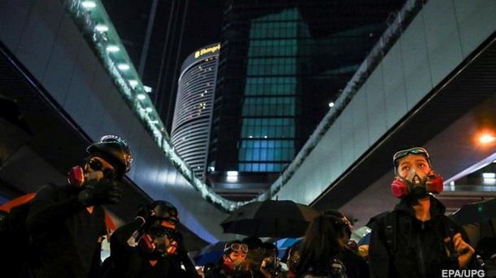 Правительство Гонконга атаковали коктейлями Молотова (видео)