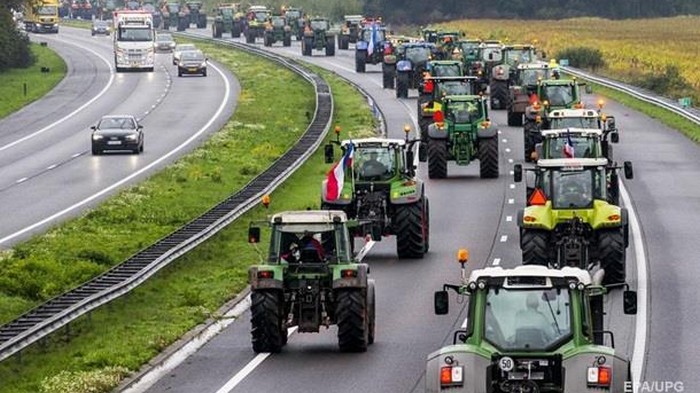 В Нидерландах фермеры устроили акцию протеста на тракторах