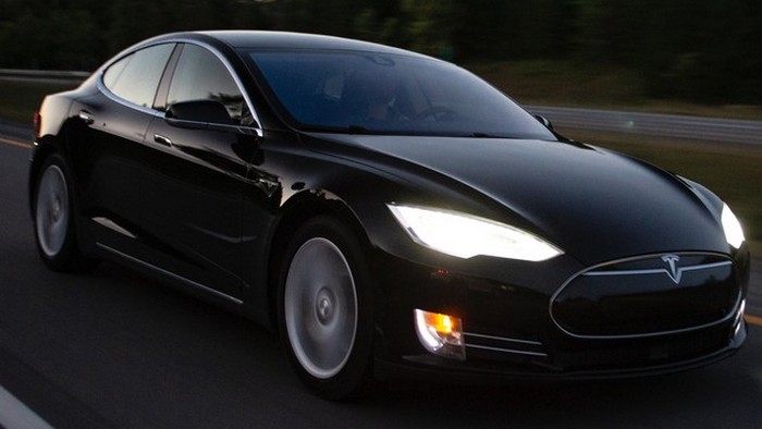 Владельцы Tesla ездят на бомбе: обнаружен брак батареи