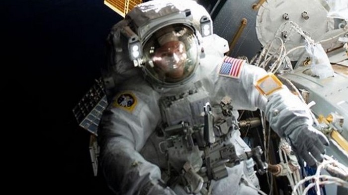 Американские космонавты совершили семичасовую космическую прогулку