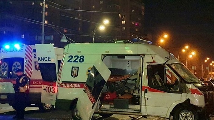 В Киеве скорая с ребенком попала в ДТП, двое погибших