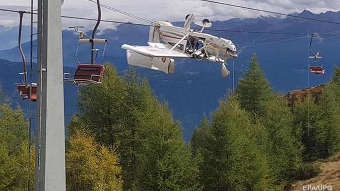 В Альпах самолет повис на проводах (видео)