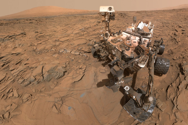 Зонд NASA увидел на Марсе ровер Curiosity и аппарат InSight: фото
