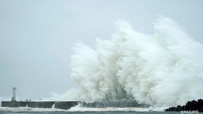 На Японию надвигаются два новых тайфуна
