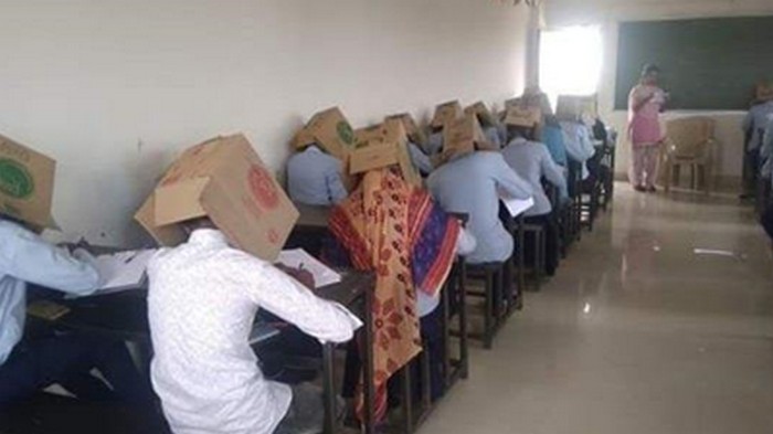 В Индии студенты сдавали экзамен с коробками на головах (фото)