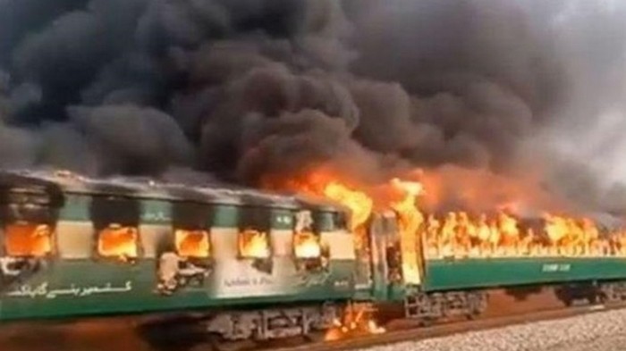 В Пакистане взорвался пассажирский поезд: 65 погибших