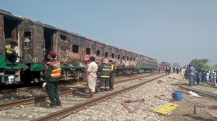 Взрыв поезда в Пакистане: число погибших выросло до 73 (видео)