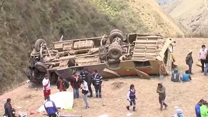 В Перу автобус рухнул в пропасть: 19 жертв (видео)