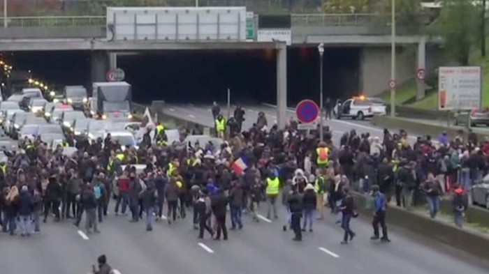 В Париже протестуют в годовщину желтых жилетов