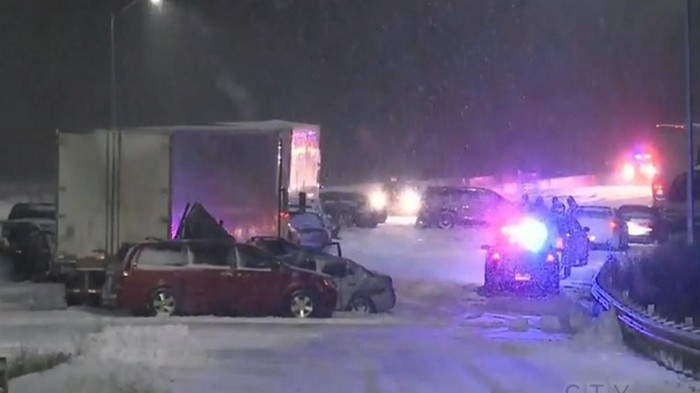В Канаде 40 авто столкнулись на трассе, есть жертва